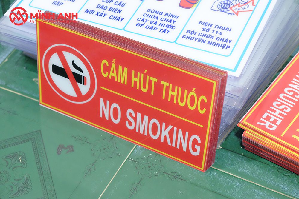 Xưởng Mica Minh Anh Chuyên Gia Công Bảng Biển Chỉ Dẫn Mica Theo Yêu Cầu